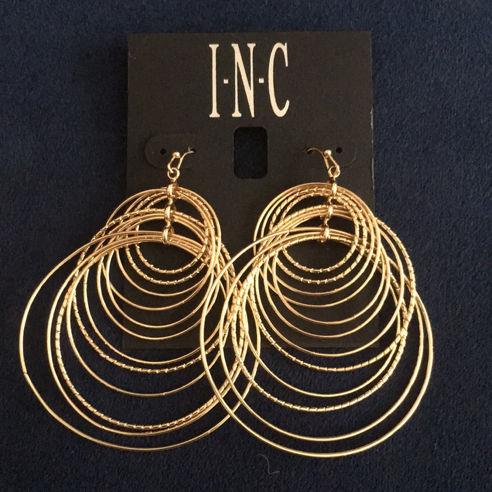 ⭐️INC gorgeous gold tone circle drop earrings.
